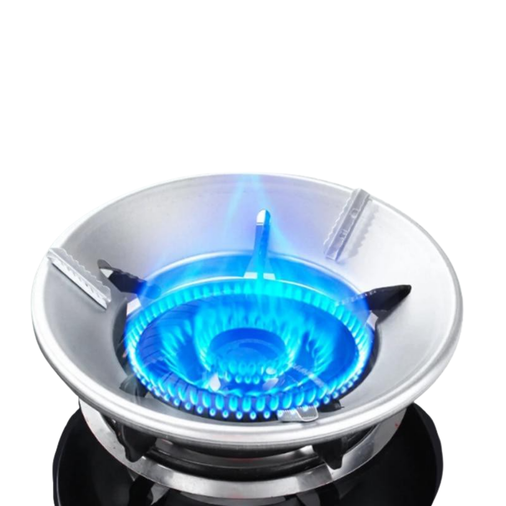 Le Sumika wok adapter i lys farve sat rundt om et tændt gasblus med blå flamme og takkede holdere på indersiden