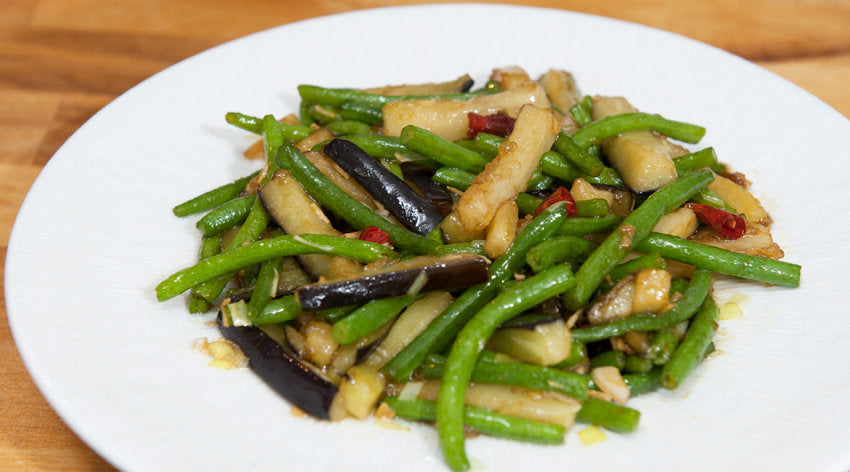 Aubergine og grønne bønner lynstegt i en wok