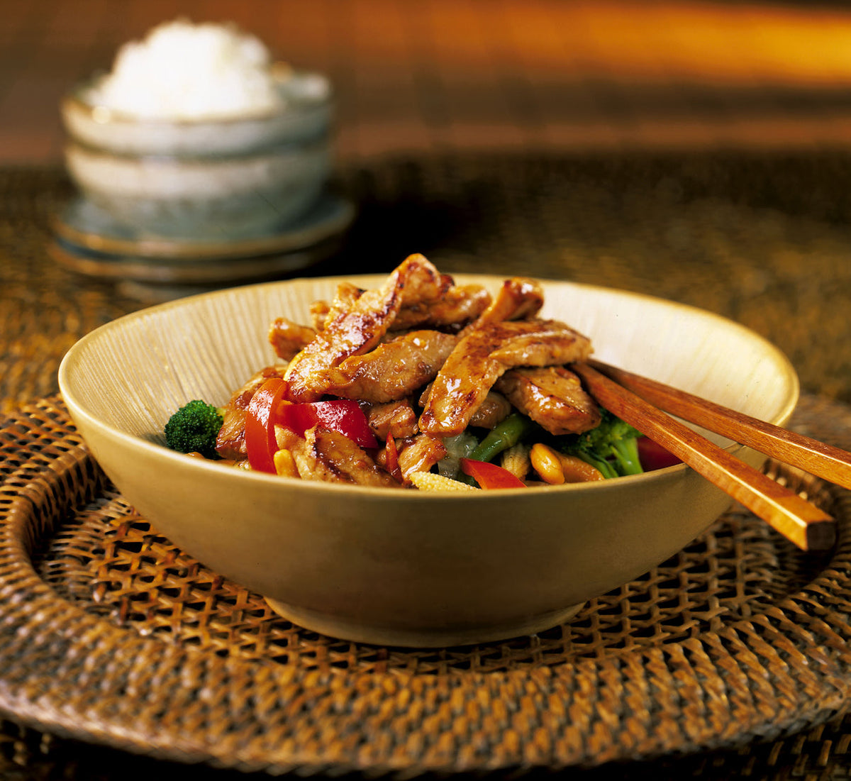 Hunan-svinekød med svedne røde chilier og fermenterede sorte bønner fra wokken