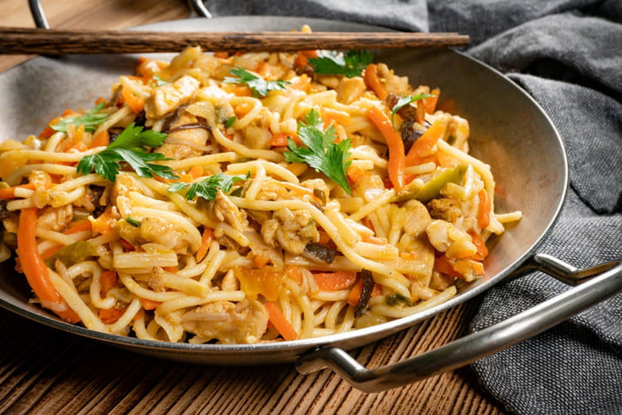 Chow mein: kylling med nudler fra wokken