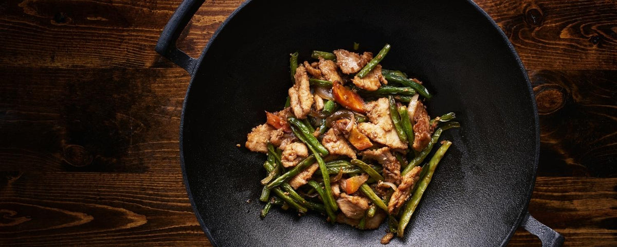 Sådan indbrænder du en wok: den komplette guide