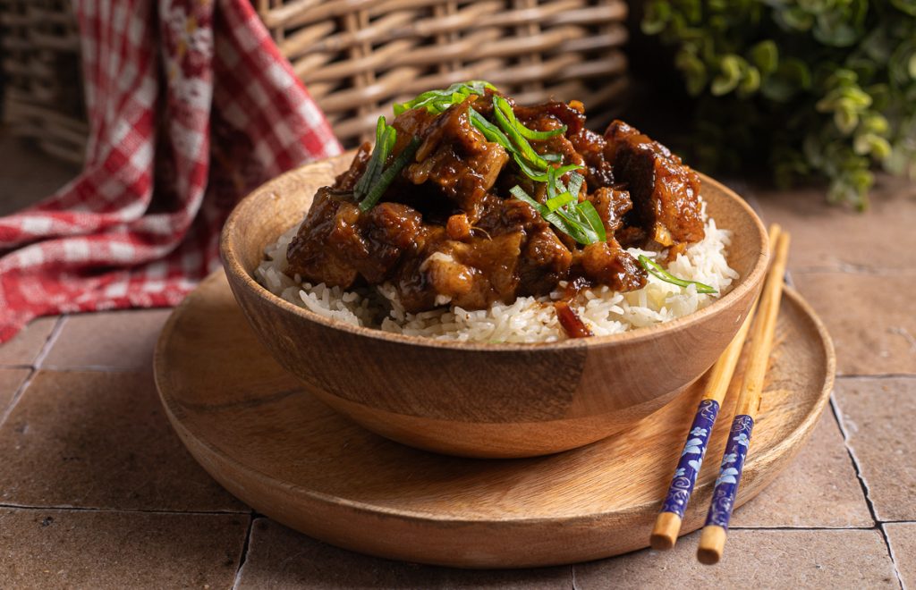 Kinesisk braiseret oksekød med daikon i en wok