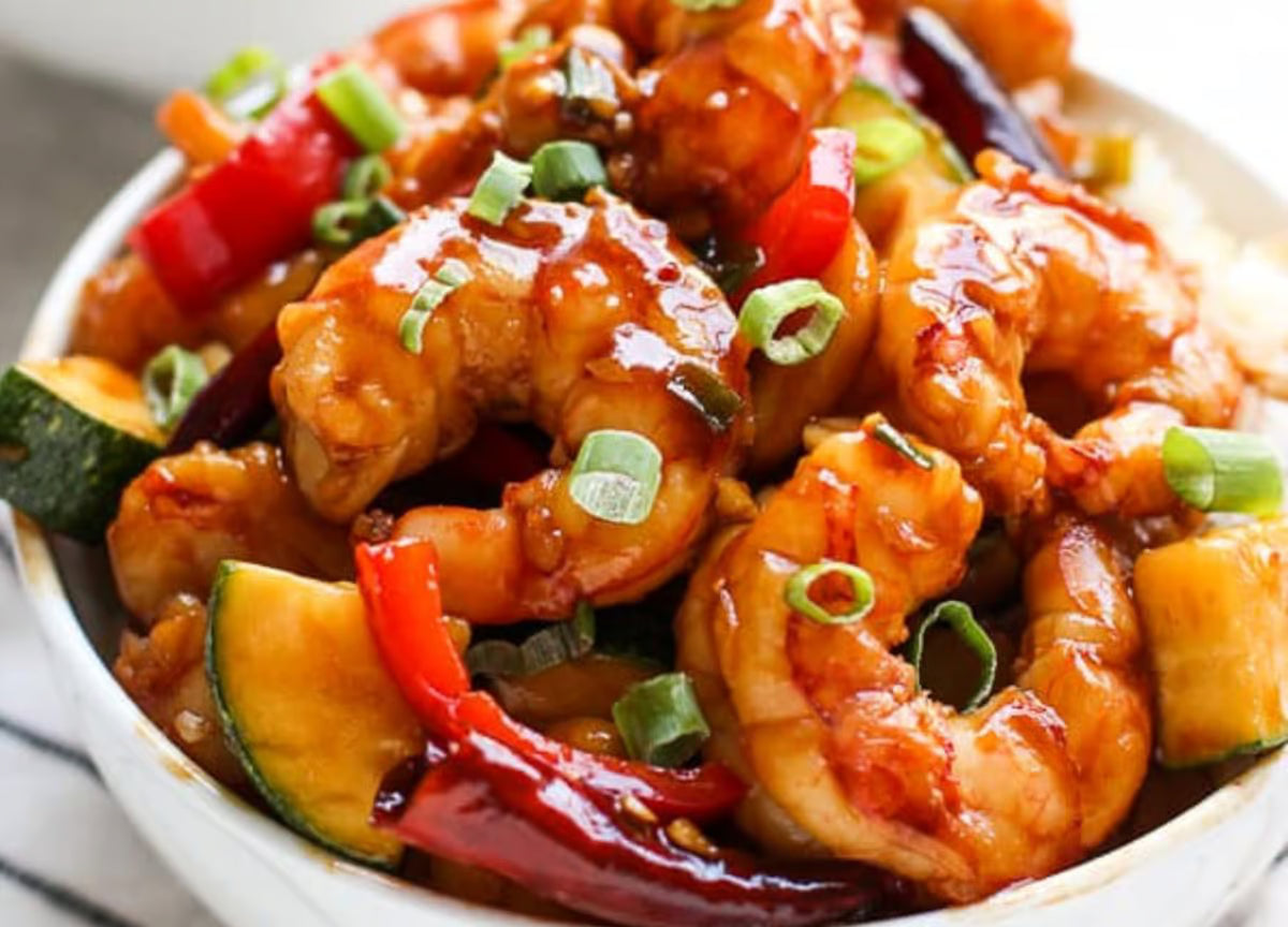 Rejer i ketchupsauce stegt i wok og serveret med hvide ris