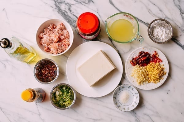 Vegetarisk mapo tofu med silketofu og chiliolie i en støbejernswok