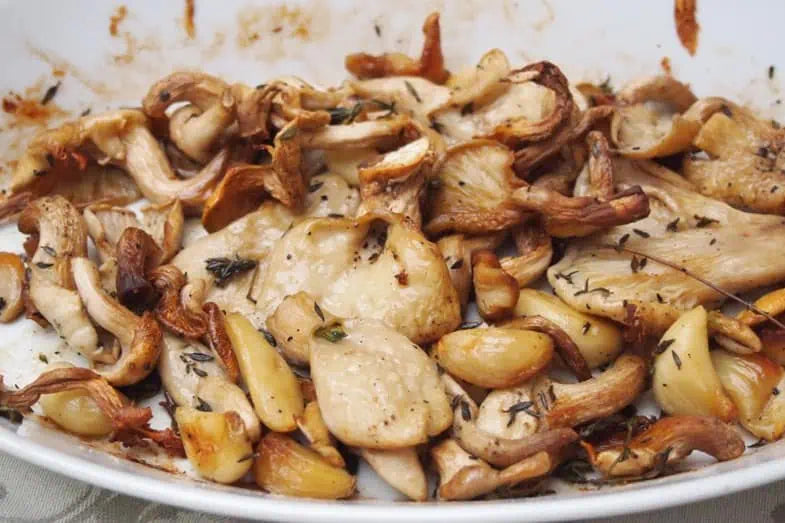 Vegansk wokret med kongehatte i hvidløgssauce, serveret i en wok