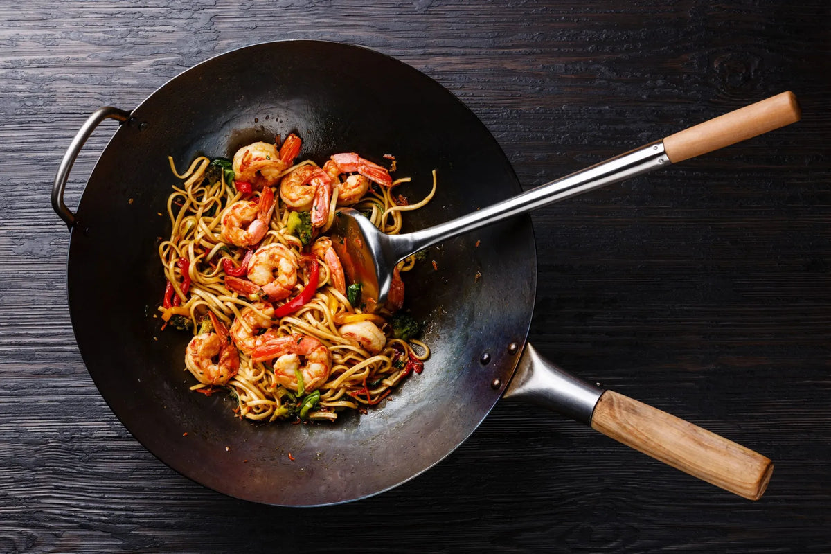 Pad thai med rejer og risnudler i en wok