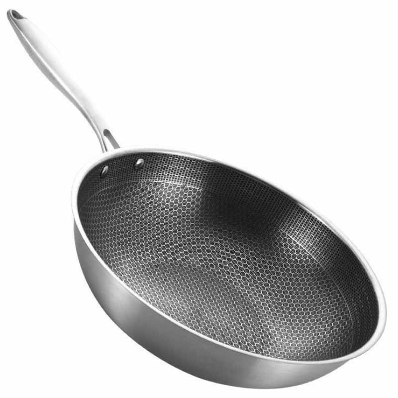 Le Dojuka, wok i rustfrit stål med langt metalhåndtag på hvid baggrund