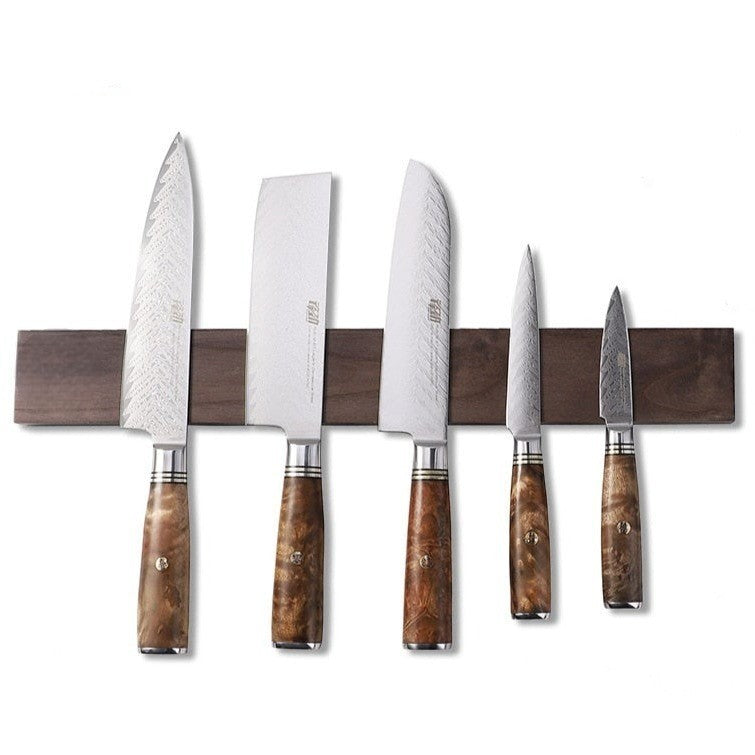 Le Unzen knivmagnet i mørkt træ med fem knive hængt op side om side, fotograferet på hvid baggrund