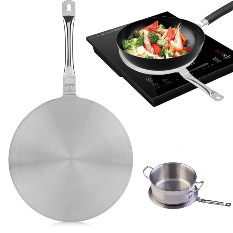 Le Karakuni adapter til induktion med langt håndtag, vist under en wok med grøntsager og under en gryde med to hanke
