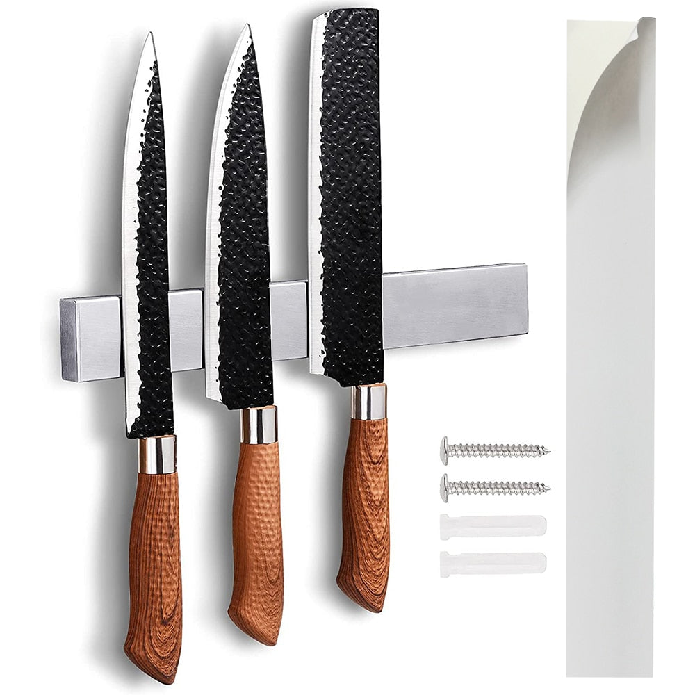 Le Banika magnetisk knivholder i børstet stål med tre knive, to skruer, to rawlplugs og en klæbestrip på hvid baggrund