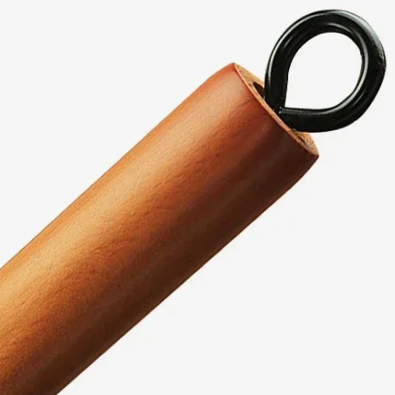 Nærbillede af enden på træskaftet med en sort metalring til ophæng