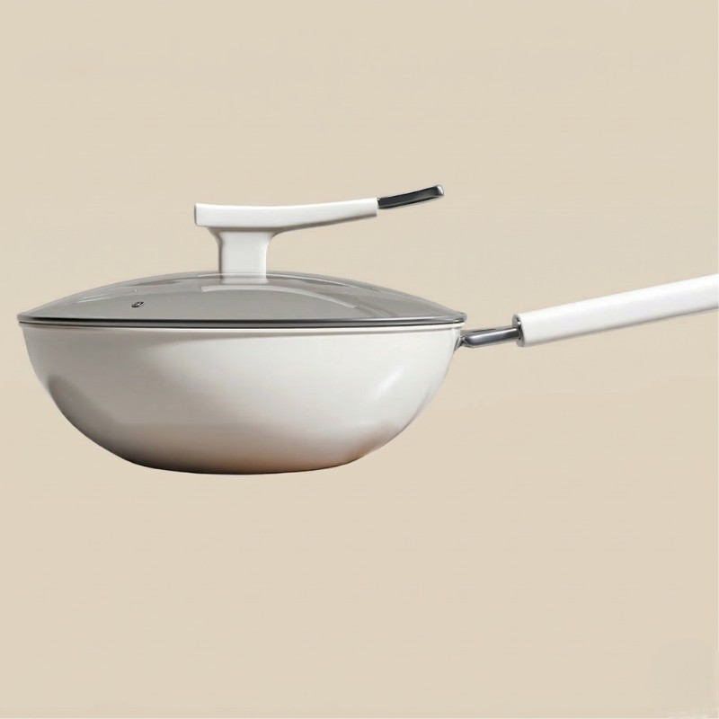 Hvid wokpande med glaslåg og hvidt greb på låget, fotograferet fra siden mod beige baggrund