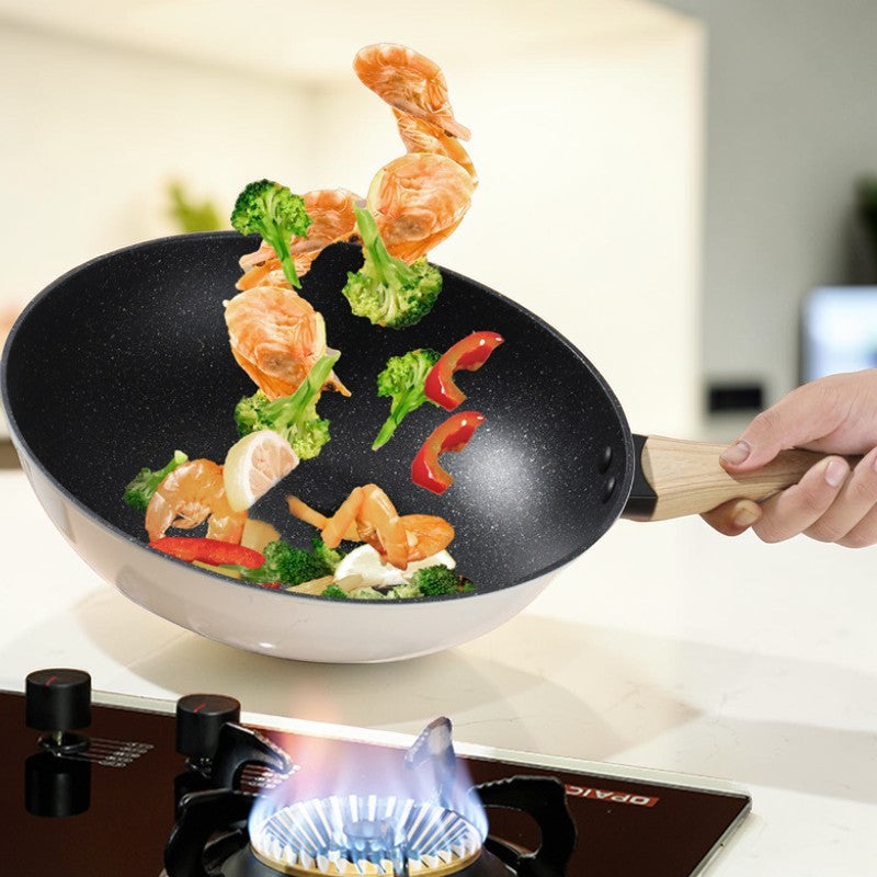 Hånd løfter wokpanden over et gasblus, mens rejer, broccoli og peberfrugt vendes i luften over den mørke inderside