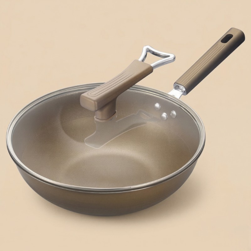 Le Hakkoda wokpande til gas med glaslåg og langt skaft, set skråt fra siden på beige baggrund