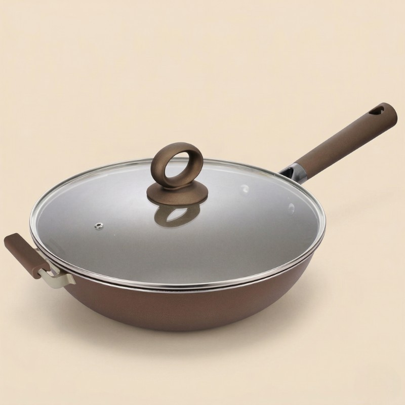 Wokpande med sidegreb og glaslåg med rund knop på beige baggrund