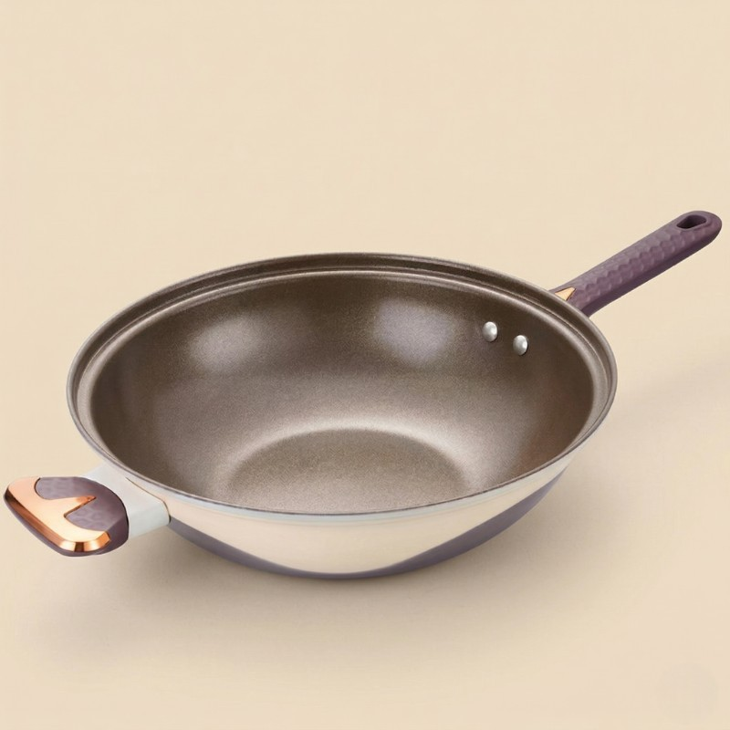 Le Hakusan wok med brun indvendig belægning, lyst ydre, langt lilla skaft og lille sidegreb på beige baggrund