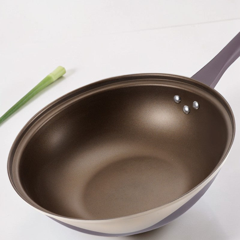 Nærbillede af den brune non-stick overflade indvendigt med et forårsløg ved siden af