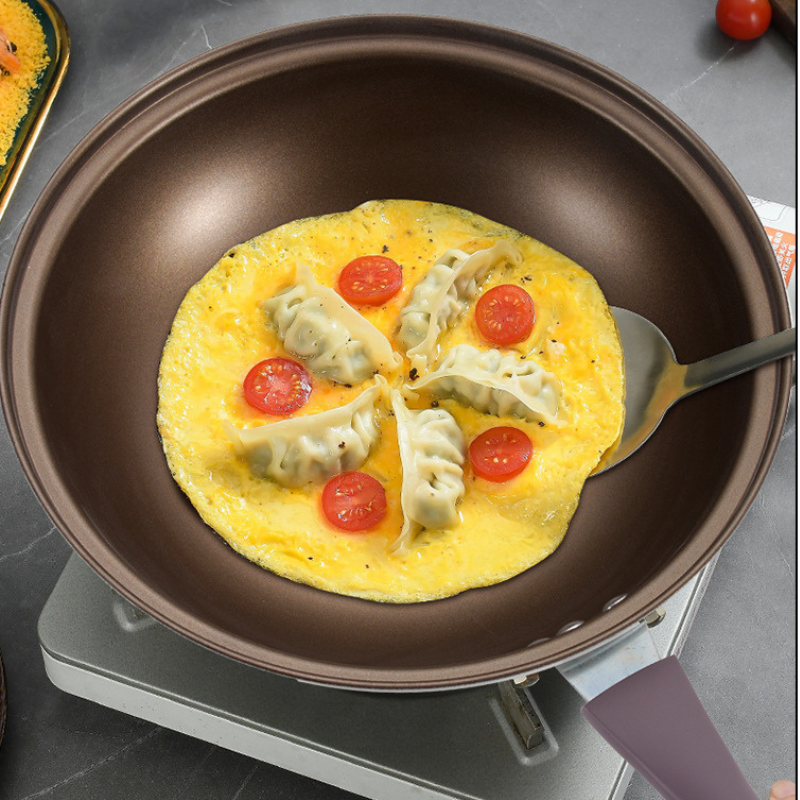 Æggekage med dumplings og cherrytomater i wokken på en kogeplade
