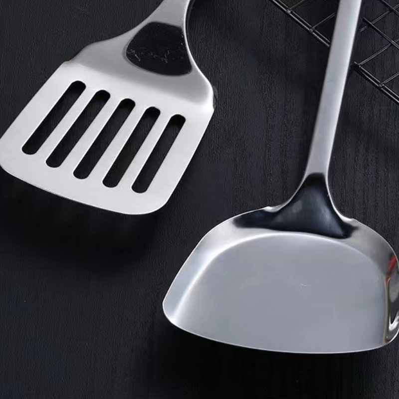 Nærbillede af paletten med riller og wokpaletten med buet blad