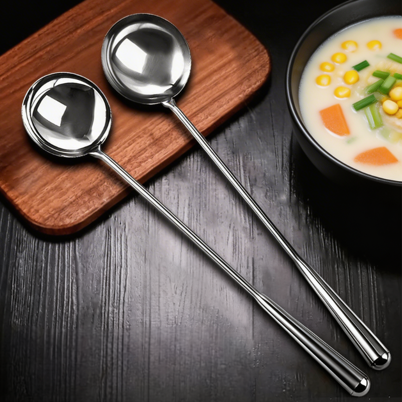 To wokskeer på et skærebræt ved en sort skål med cremet suppe, majs, gulerod og forårsløg