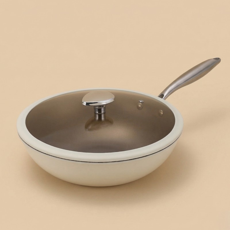 Le Yorano, hvid wokpande med glaslåg og langt skaft i blankt metal på beige baggrund