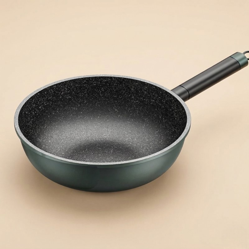 Grøn wok uden låg set skråt ovenfra, med sort inderside i stenlook og langt sort skaft
