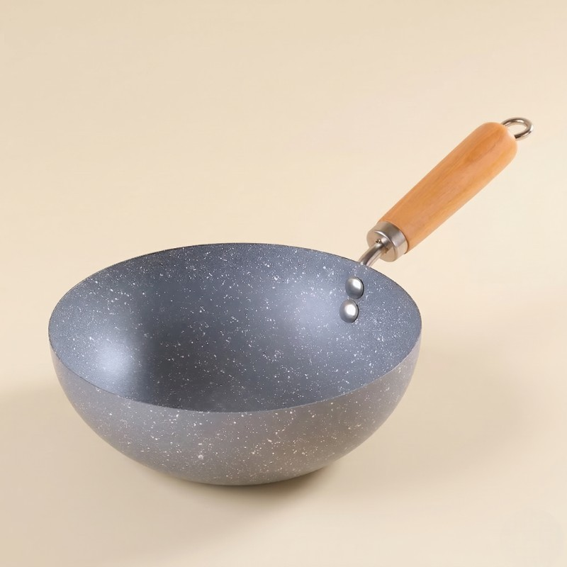 Mini wok uden låg set skråt ovenfra, med grå prikket inderside, to nitter og lyst håndtag med ophængsring