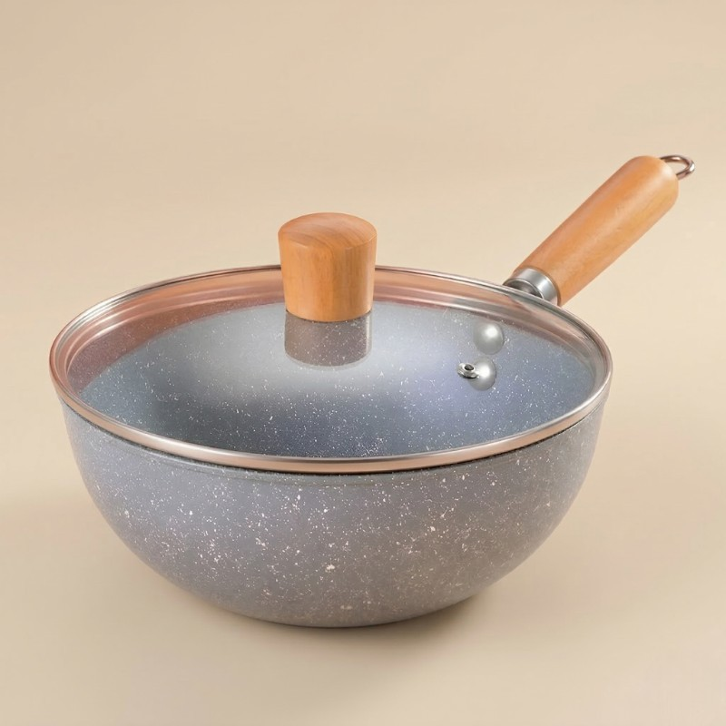 Le Sanome mini wok med glaslåg og lys knop, grå prikket inderside og lyst håndtag, fotograferet på beige baggrund