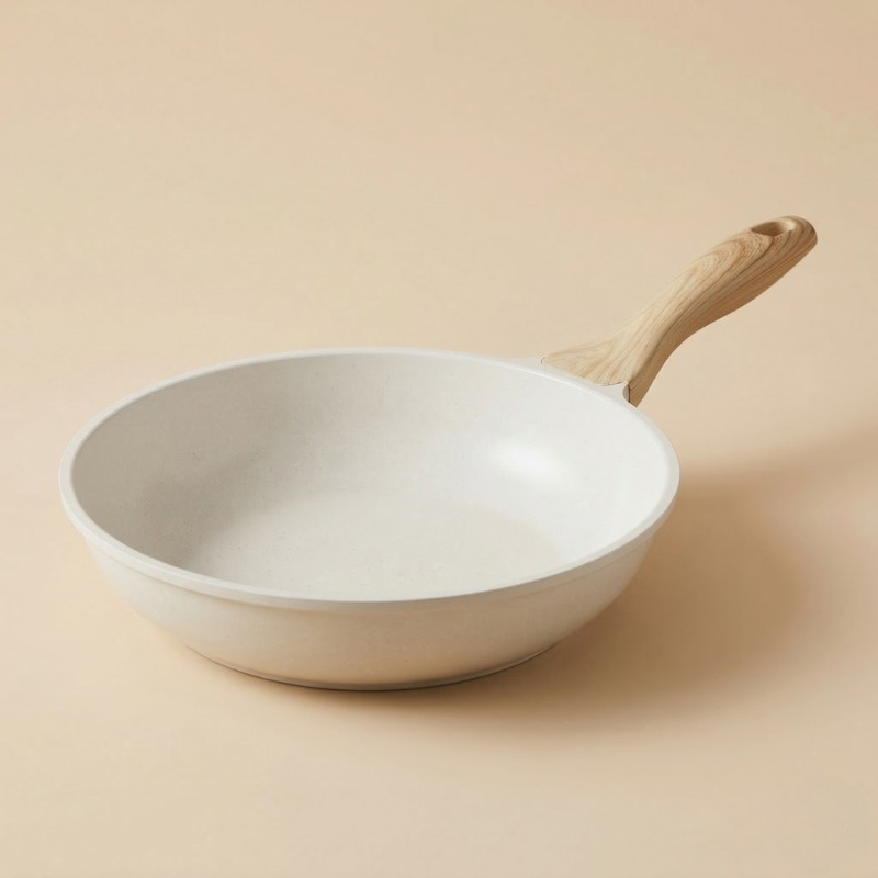 Le Myoko keramisk pande i cremehvid med lyst håndtag i træmønster, fotograferet på beige baggrund
