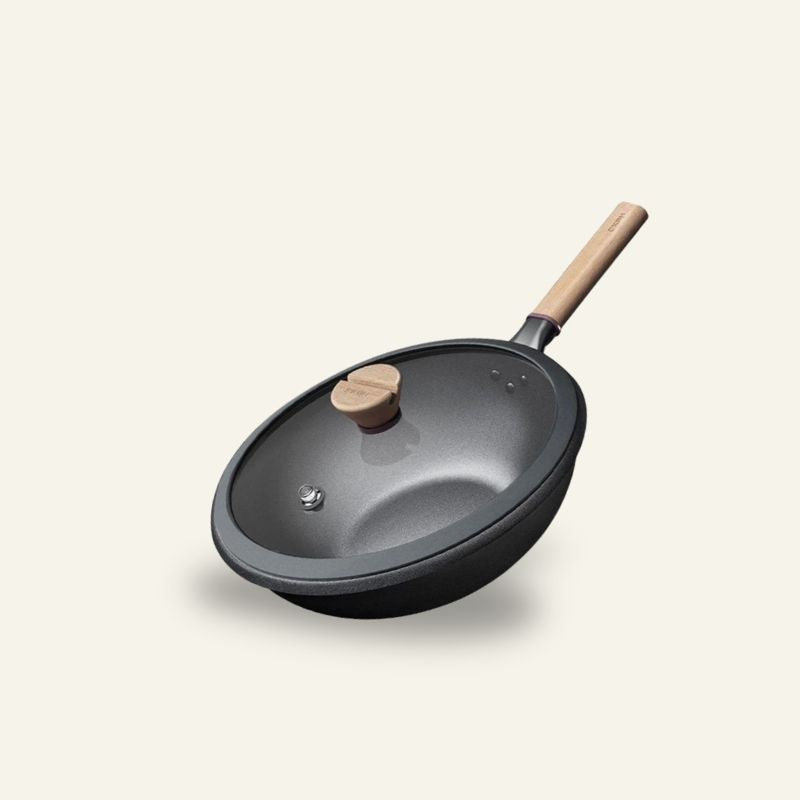 Le Amagi wok til induktion med glaslåg, knop og håndtag i lyst træ, fotograferet på lys baggrund