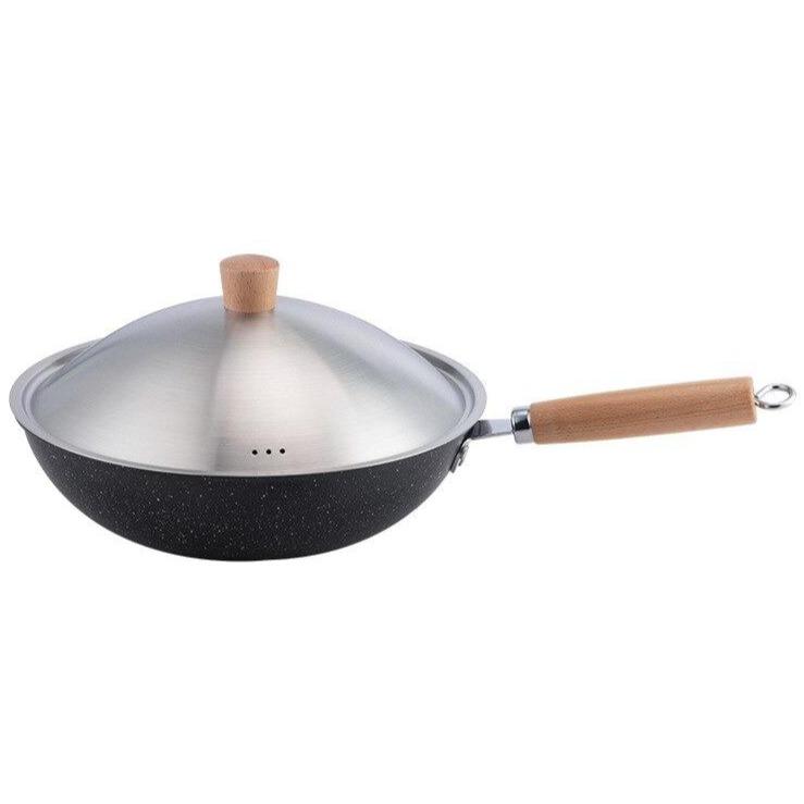 Le Aino wok med flad bund og hvælvet metallåg med knop, set fra siden på hvid baggrund