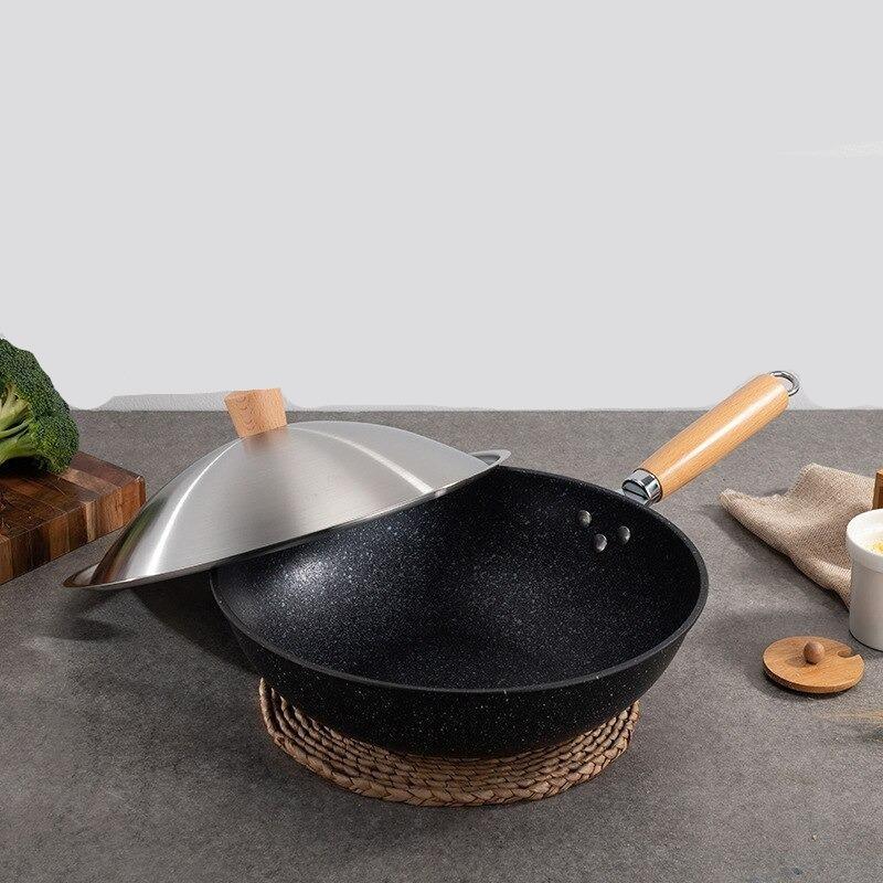 Wokken på en flettet bordskåner med låget lagt skråt over kanten, ved siden af broccoli og et viskestykke