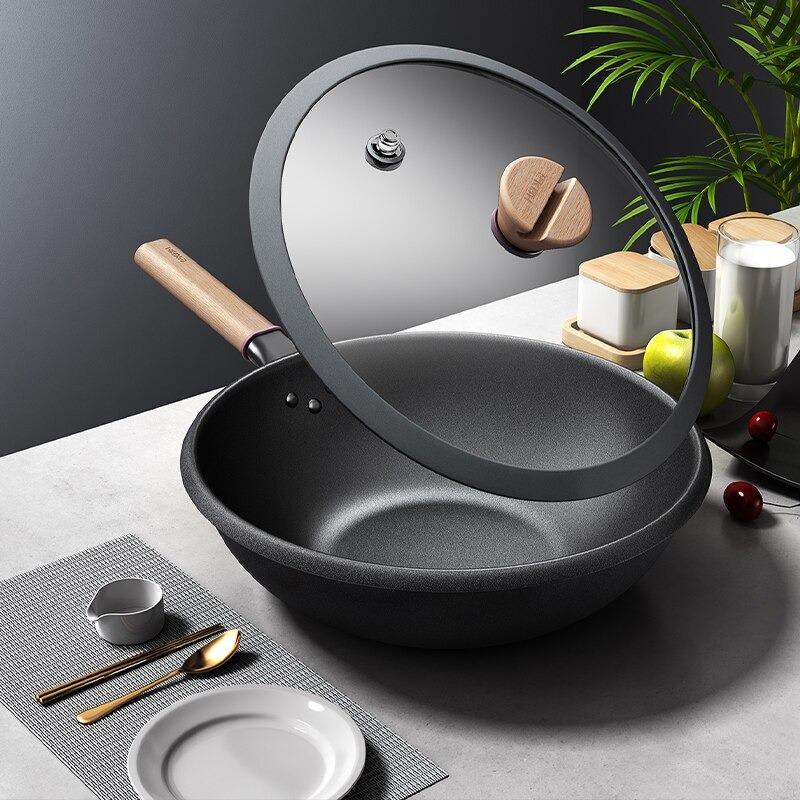 Amagi med glaslåget løftet op, stillet på et gråt bord ved en tallerken og et sæt spisepinde