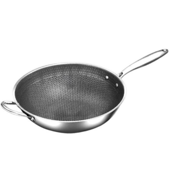 Wok i rustfrit stål med hank og langt skaft, set skråt ovenfra på hvid baggrund