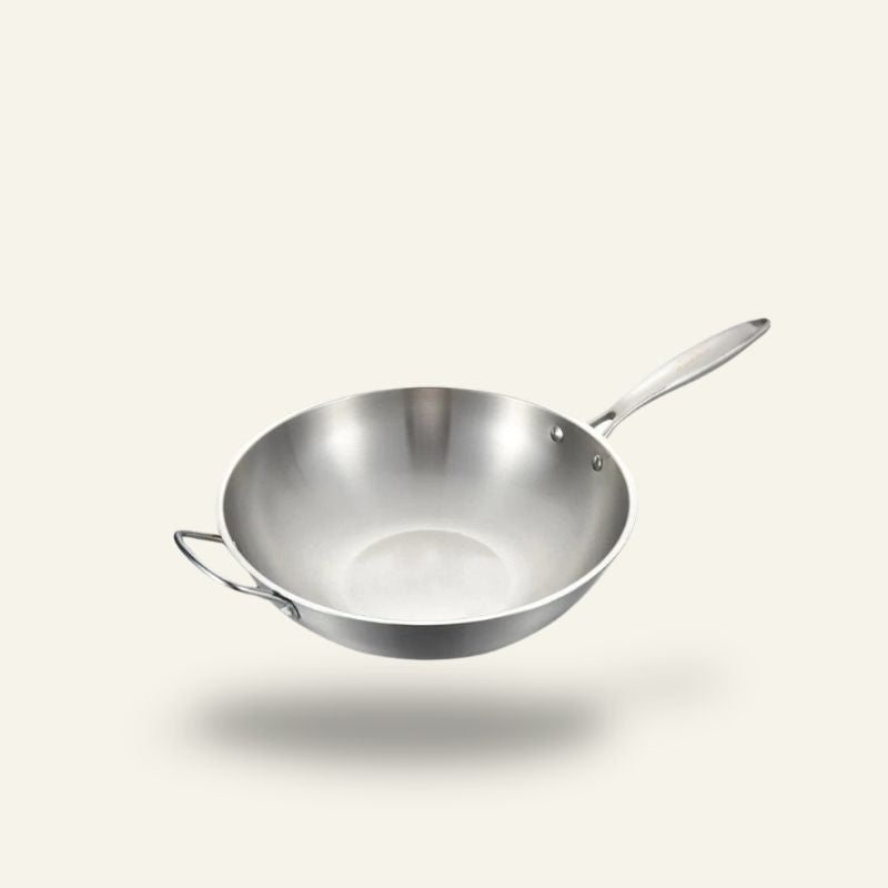 Le Kaimon rustfri wokpande med langt skaft og hank, set skråt ovenfra på lys baggrund