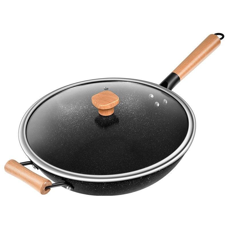 Le Poroshiri kulstål wok med glaslåg, langt træskaft og sidegreb af træ på hvid baggrund
