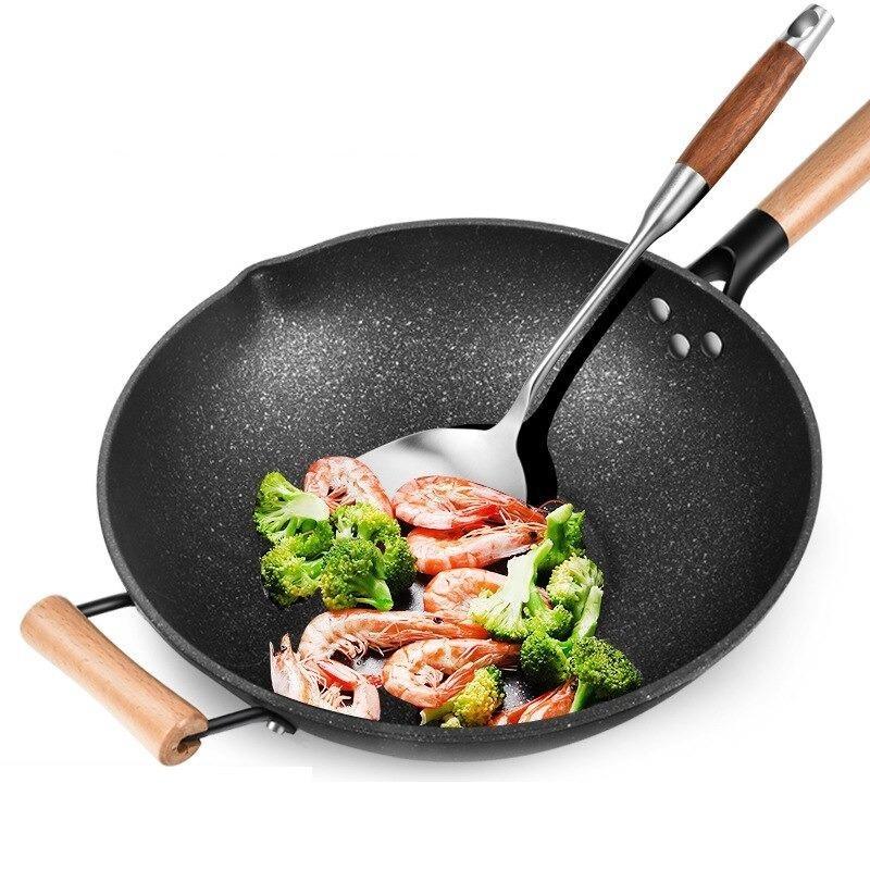 Woken uden låg med rejer, broccoli og en stegespade med træskaft på hvid baggrund