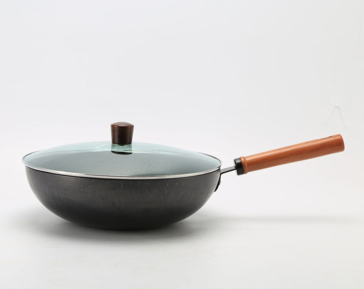 Woken med glaslåg og knop i træ på, set fra siden mod hvid baggrund