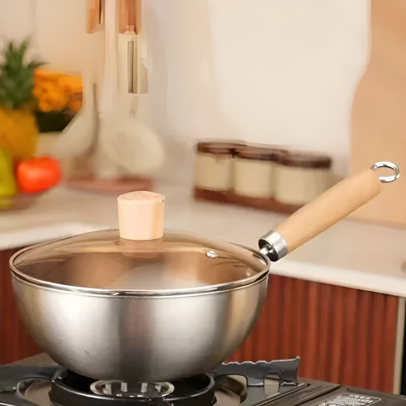 Wok med glaslåg på et gasblus i et køkken