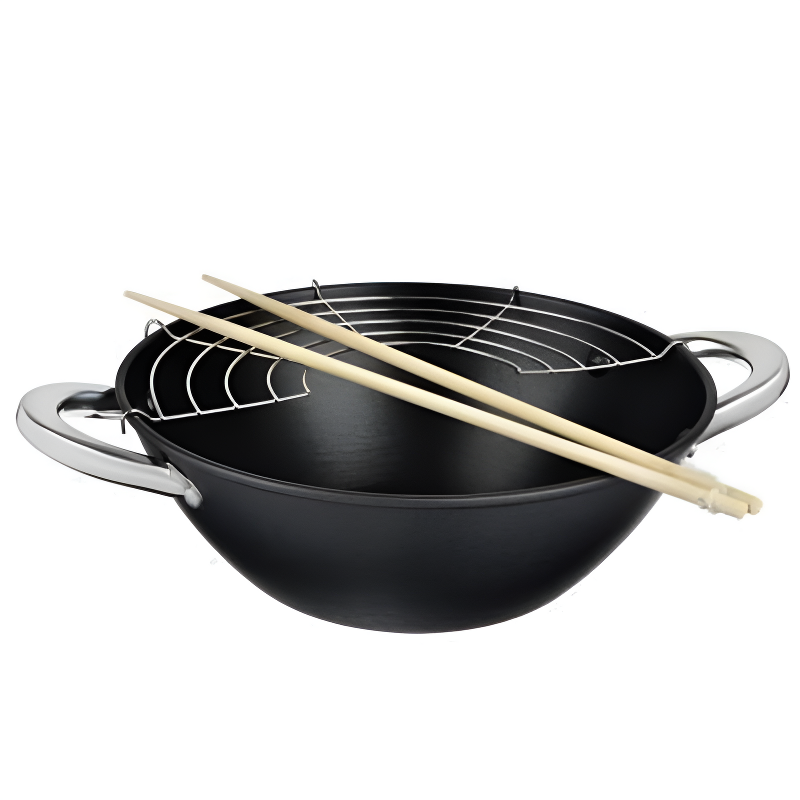 Le Nantai wok gryde i sort med to blanke hanke, halvrund rist på kanten og to spisepinde lagt ovenpå