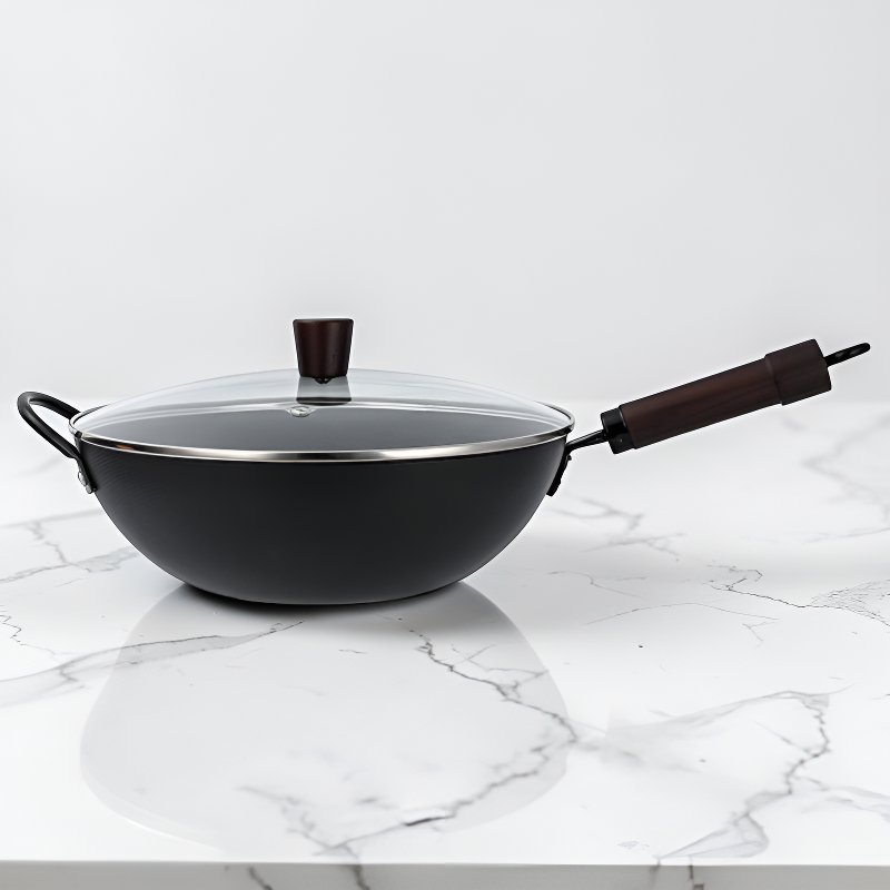 Wokken med låg set fra siden på marmor, med det lange træhåndtag og den lille sidehank