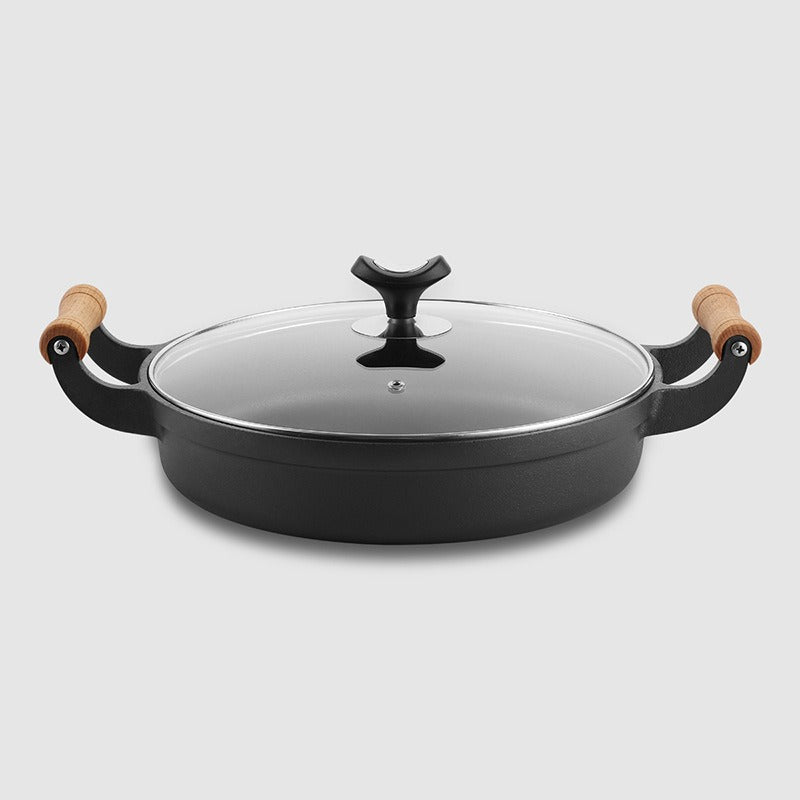 Sauterpanden med glaslåg og sort knop, set fra siden mod en lysegrå baggrund