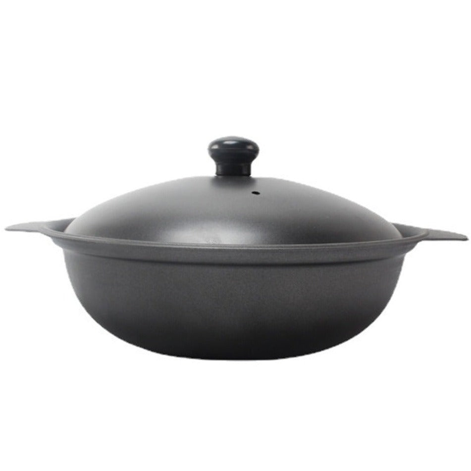 Le Maisan wokpande til grill med hvælvet låg, sort knop og to korte hanke, fotograferet på hvid baggrund