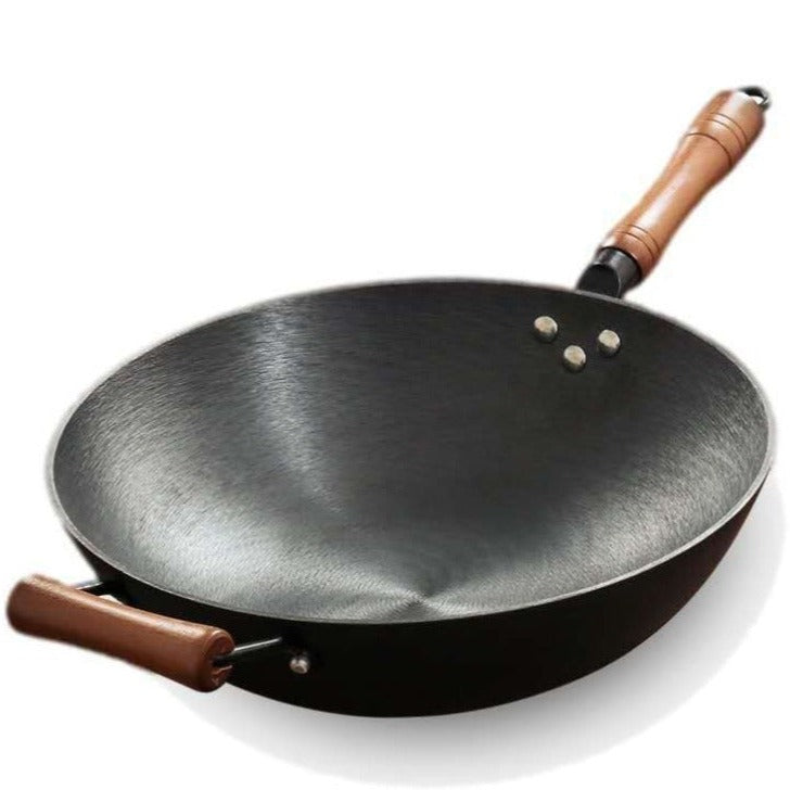 Le Namsan wok til gasgrill med langt træhåndtag og kort sidegreb, fotograferet på hvid baggrund